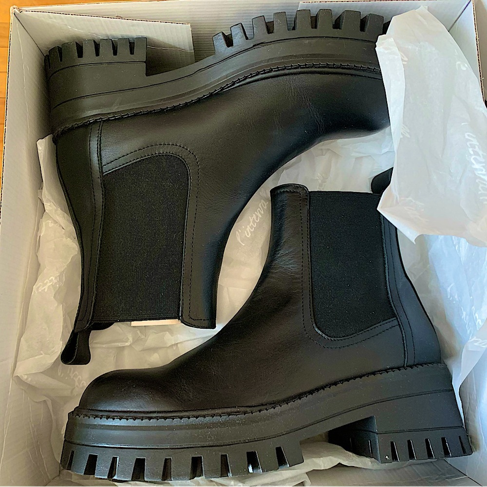 Brand new L’Intervalle Xia leather boots